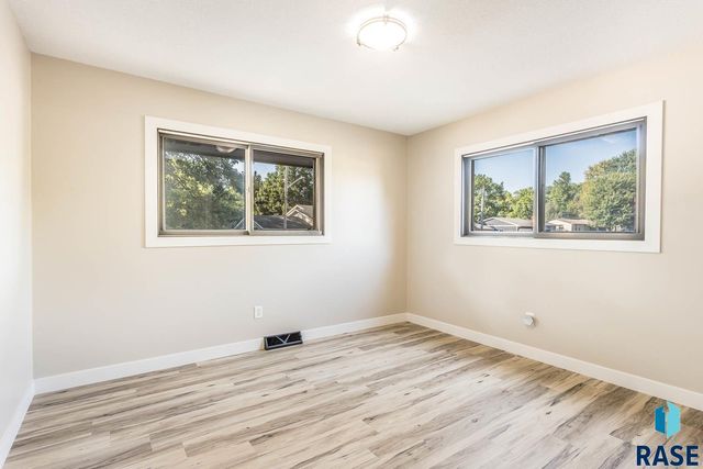 4412 E 20th St, Sioux Falls, SD 57103