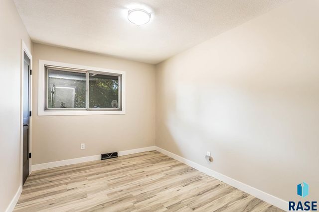 4412 E 20th St, Sioux Falls, SD 57103