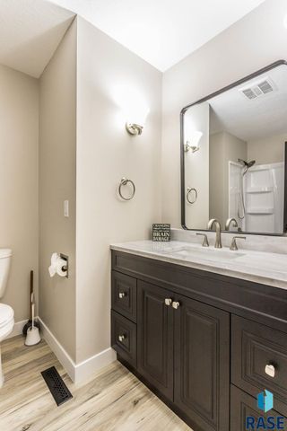 4412 E 20th St, Sioux Falls, SD 57103