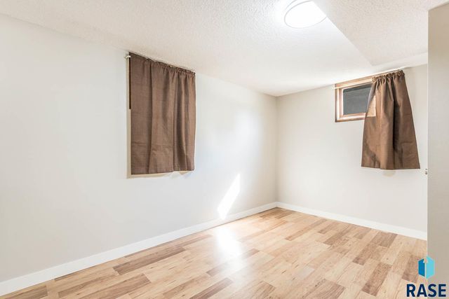 4412 E 20th St, Sioux Falls, SD 57103