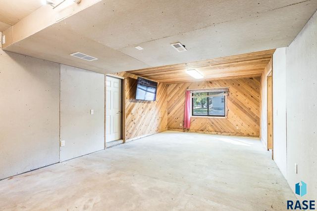 4412 E 20th St, Sioux Falls, SD 57103