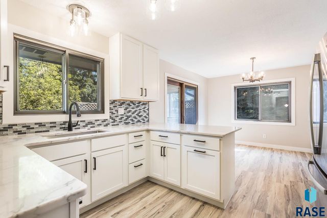4412 E 20th St, Sioux Falls, SD 57103