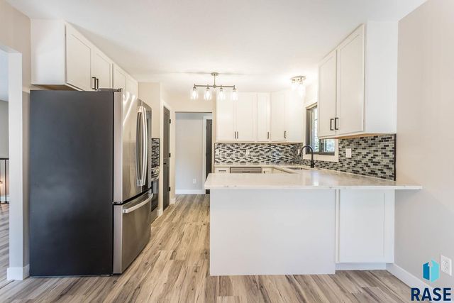 4412 E 20th St, Sioux Falls, SD 57103
