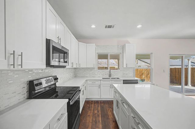 803 4th ST, Lockhart, TX 78644