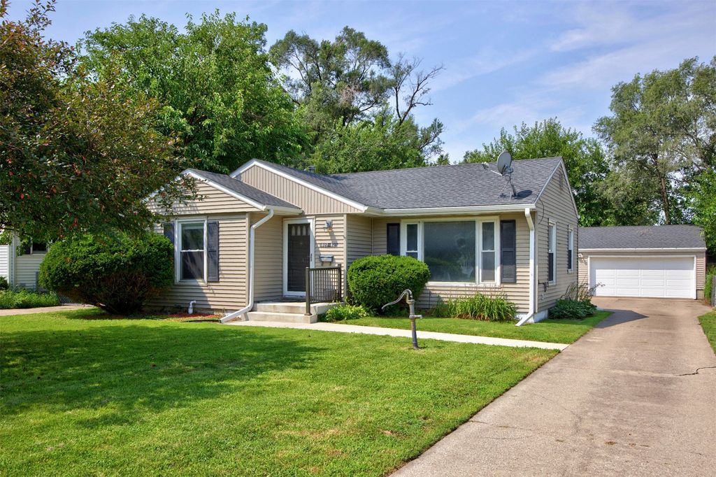 1820 62nd Street, Des Moines, IA 50322