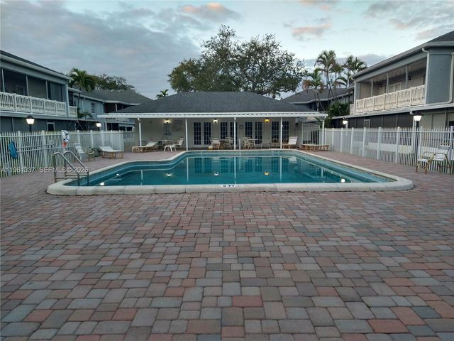 7554 Stirling Rd 105, Davie, FL 33024