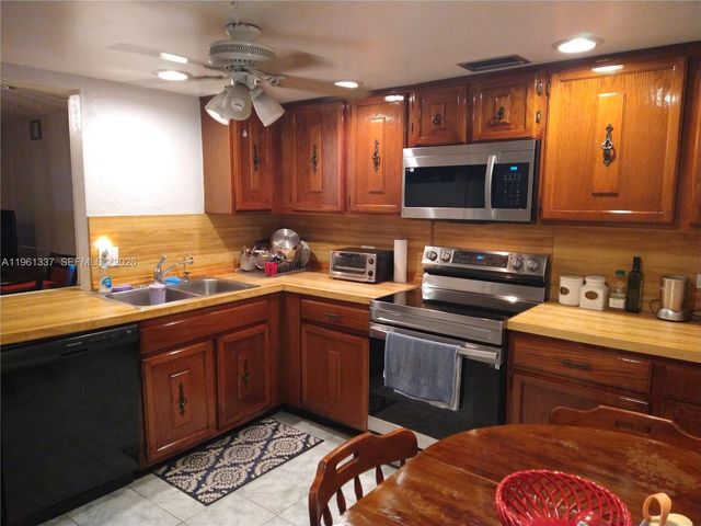 7554 Stirling Rd 105, Davie, FL 33024