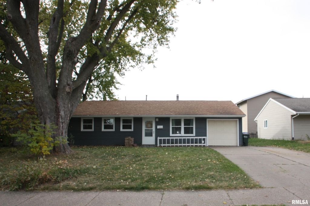 2334 N FAIRMOUNT Street, Davenport, IA 52804