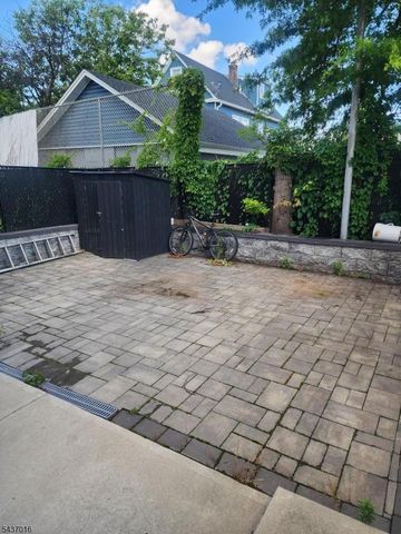 25 Amity St, Elizabeth City, NJ 07202
