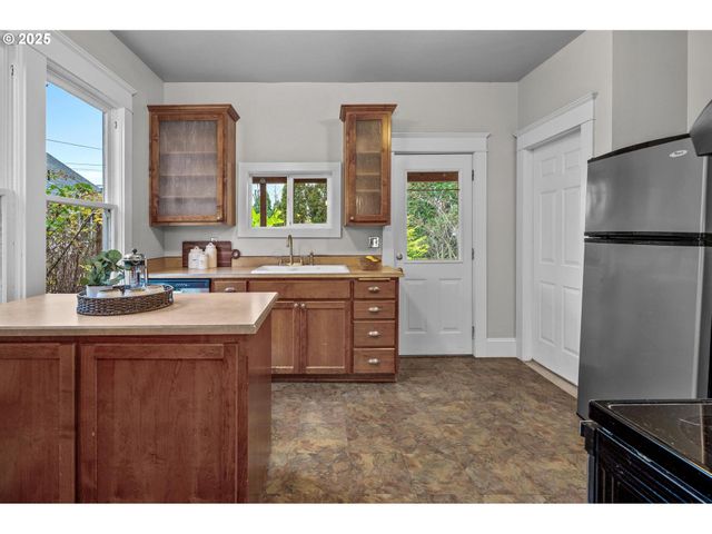 4426 N COMMERCIAL Ave, Portland, OR 97217