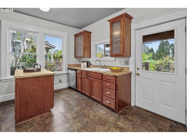 4426 N COMMERCIAL Ave, Portland, OR 97217