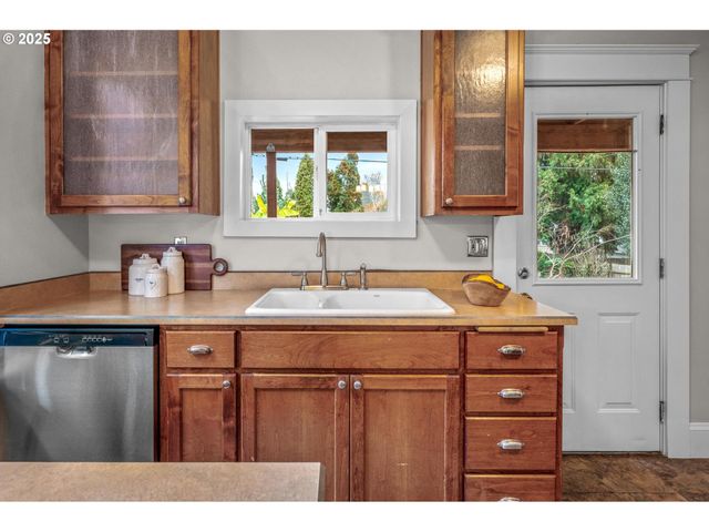 4426 N COMMERCIAL Ave, Portland, OR 97217