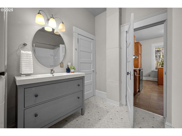 4426 N COMMERCIAL Ave, Portland, OR 97217