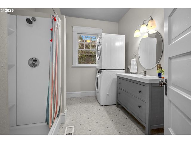 4426 N COMMERCIAL Ave, Portland, OR 97217