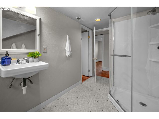 4426 N COMMERCIAL Ave, Portland, OR 97217