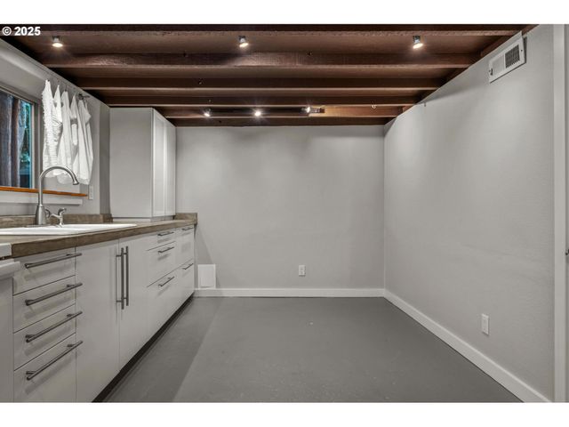 4426 N COMMERCIAL Ave, Portland, OR 97217