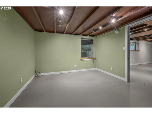 4426 N COMMERCIAL Ave, Portland, OR 97217