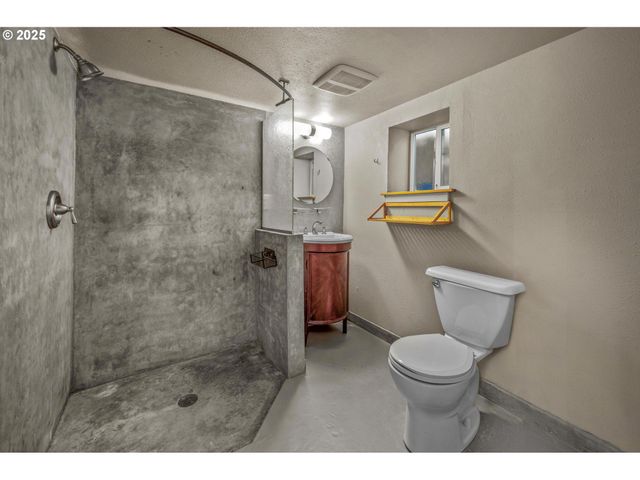 4426 N COMMERCIAL Ave, Portland, OR 97217