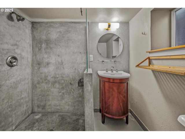 4426 N COMMERCIAL Ave, Portland, OR 97217