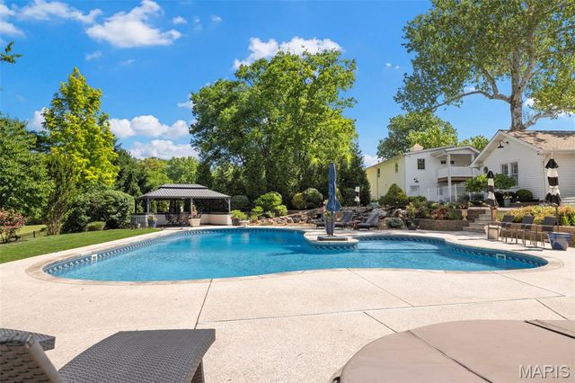12775 W Watson Road, Sunset Hills, MO 63127