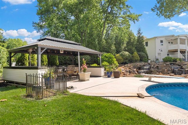 12775 W Watson Road, Sunset Hills, MO 63127