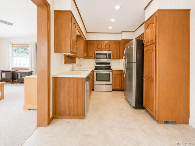 32 Hasbrouck Drive, Poughkeepsie, NY 12603