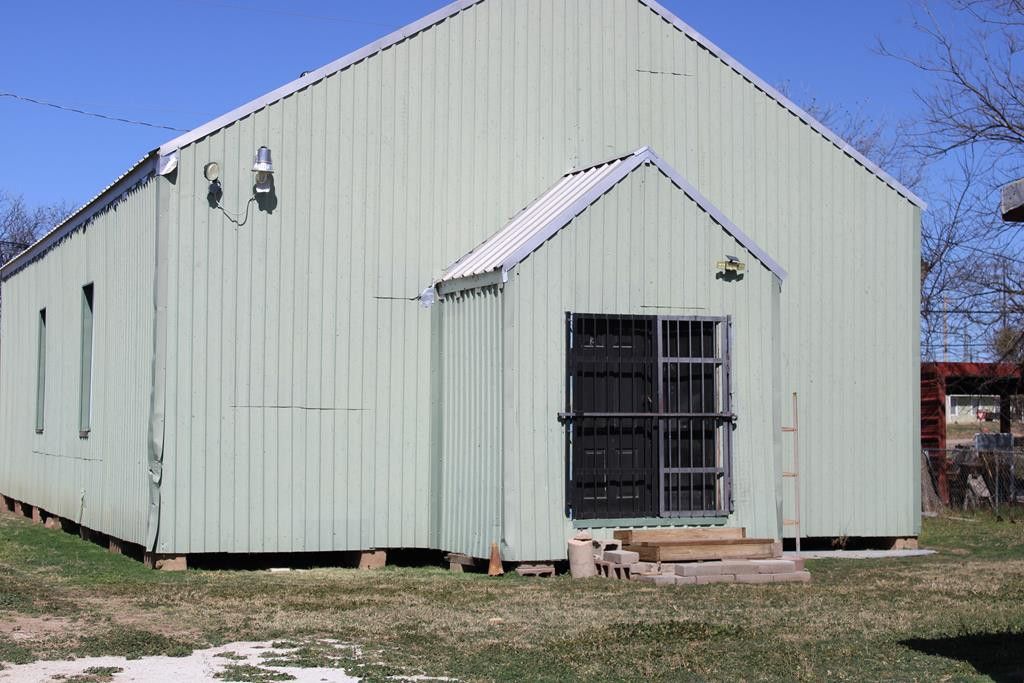 Image 1 of property listing at 602 Sealy Street, Ballinger, TX 76821