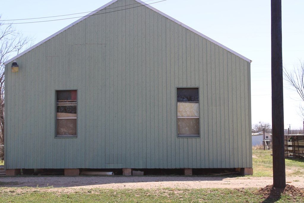 Image 3 of property listing at 602 Sealy Street, Ballinger, TX 76821