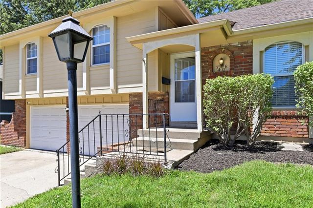 7408 E 127th Place, Grandview, MO 64030