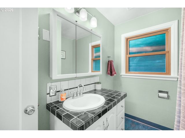 3286 Ne HOLMAN St, Portland, OR 97211