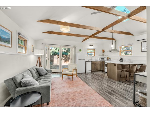 3286 Ne HOLMAN St, Portland, OR 97211