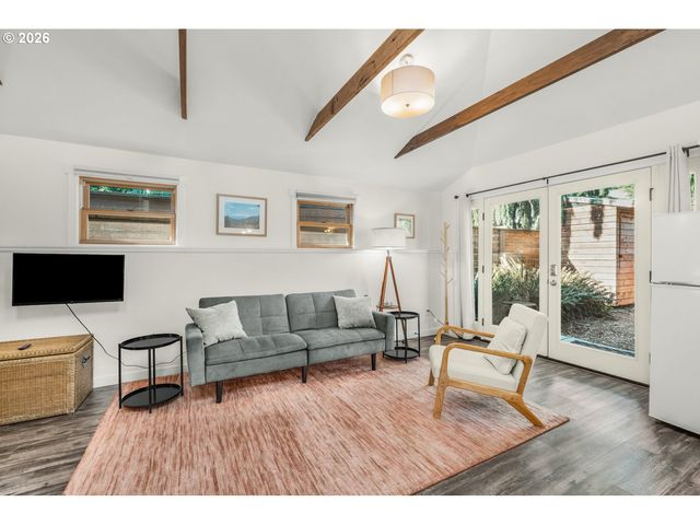 3286 Ne HOLMAN St, Portland, OR 97211