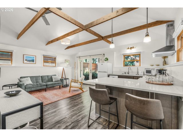 3286 Ne HOLMAN St, Portland, OR 97211