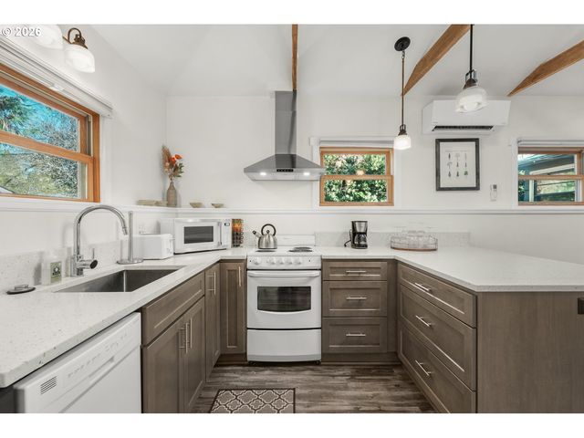 3286 Ne HOLMAN St, Portland, OR 97211