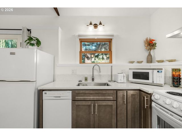 3286 Ne HOLMAN St, Portland, OR 97211