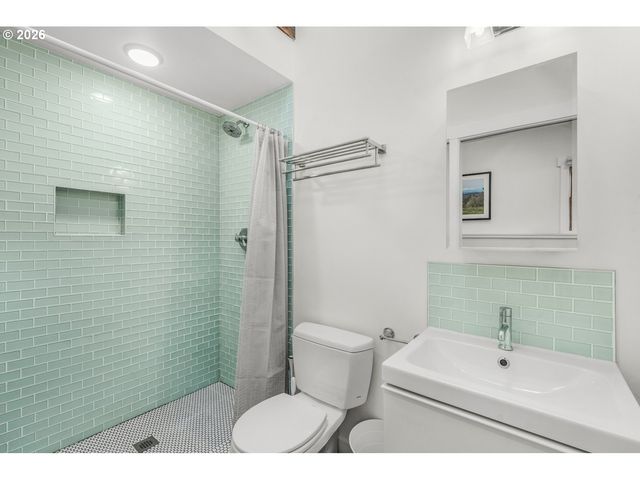 3286 Ne HOLMAN St, Portland, OR 97211