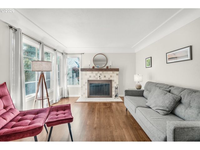 3286 Ne HOLMAN St, Portland, OR 97211