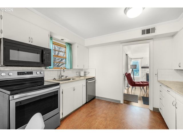 3286 Ne HOLMAN St, Portland, OR 97211