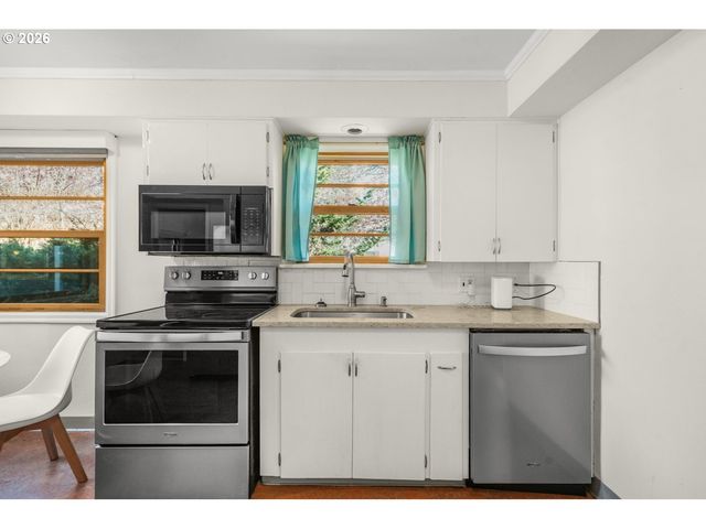 3286 Ne HOLMAN St, Portland, OR 97211