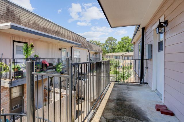 1807 Stoney Brook Drive 204, Houston, TX 77063