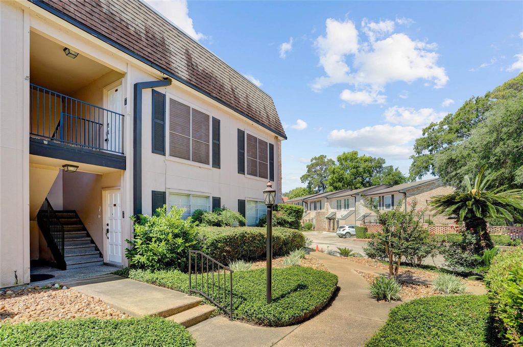 1807 Stoney Brook Drive 204, Houston, TX 77063