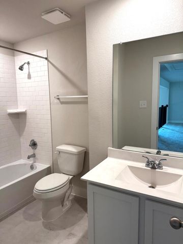 359 Twin Lakes Boulevard W, West Columbia, TX 77486