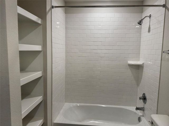 359 Twin Lakes Boulevard W, West Columbia, TX 77486