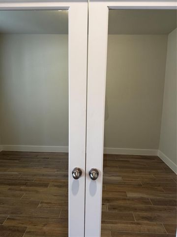 359 Twin Lakes Boulevard W, West Columbia, TX 77486