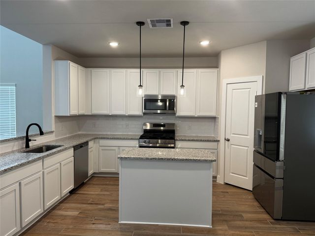 359 Twin Lakes Boulevard W, West Columbia, TX 77486