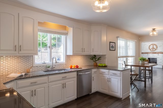 30 Crested Ridge Court, Stratford, CT 06614