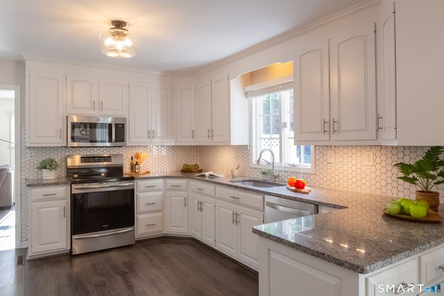 30 Crested Ridge Court, Stratford, CT 06614