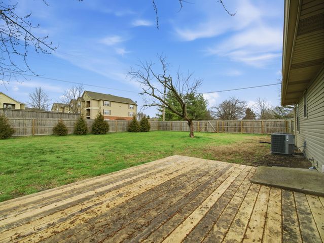 307 E Deanna Lane, Nixa, MO 65714