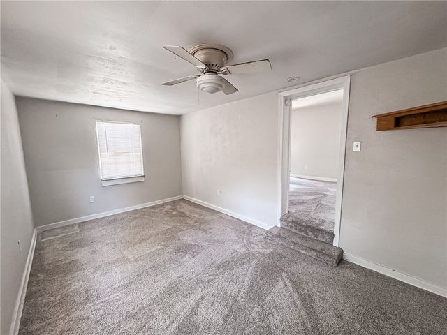 2710 Henderson Rd, White Oak, PA 15131