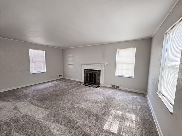 2710 Henderson Rd, White Oak, PA 15131
